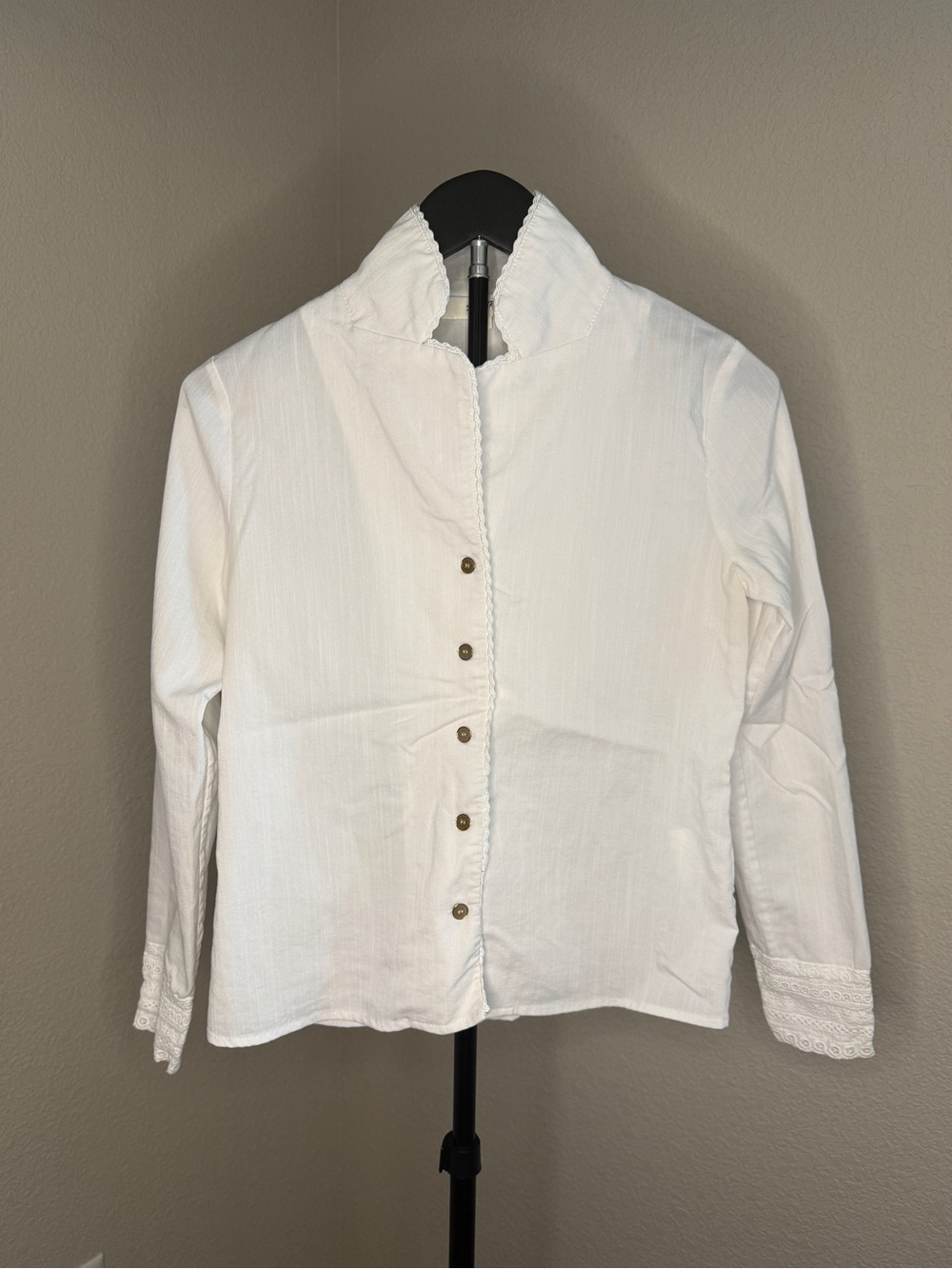 Simple Retro White Button-Down Long Sleeve Shirt with Lace Trim